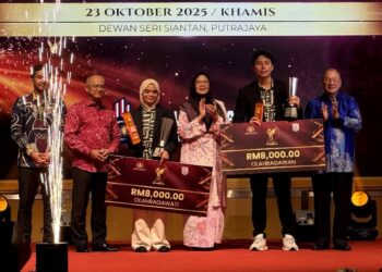 Hoe Yean (dua dari kanan) bersama Ariana (dua dari kiri) ketika majlis penyampaian anugerah.