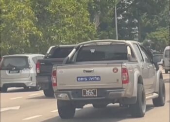 TANGKAP layar sebuah video tular berdurasi 14 saat memaparkan sebuah trak pikap dengan pelekat tulisan Hebrew.