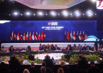 ANWAR Ibrahim mempengerusikan Majlis Sidang Kemuncak Asia Timur ke-20 sempena Sidang Kemuncak ASEAN ke-47 di Pusat Konvensyen Kuala Lumpur (KLCC), semalam. – UTUSAN/ISKANDAR ISHAK