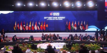 ANWAR Ibrahim mempengerusikan Majlis Sidang Kemuncak Asia Timur ke-20 sempena Sidang Kemuncak ASEAN ke-47 di Pusat Konvensyen Kuala Lumpur (KLCC), semalam. – UTUSAN/ISKANDAR ISHAK
