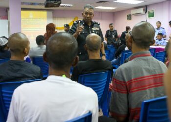 CHARIN Promwichit (tengah) bertemu banduan yang dibebaskan pada Majlis Pelepasan Banduan Secara Lesen (PBSL) Ihsan Madani sempena Sambutan Deepavali 2025 di Penjara Pokok Sena, Kedah, semalam. 
– UTUSAN/ SHAHIR NOORDIN
