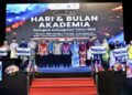 ZAMBRY Abd Kadir (lapan dari kiri) bersama penerima dana Higher Institution Centres of Excellence Tahun 2025 pada Majlis Sambutan Hari dan Bulan Akademia Peringkat Kebangsaan Tahun 2025 di Dewan Tuanku Canselor, Universiti Sains Islam Malaysia (USIM), Nilai, Seremban, baru-baru ini. – UTUSAN/ISKANDAR ISHAK