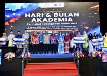 ZAMBRY Abd Kadir (lapan dari kiri) bersama penerima dana Higher Institution Centres of Excellence Tahun 2025 pada Majlis Sambutan Hari dan Bulan Akademia Peringkat Kebangsaan Tahun 2025 di Dewan Tuanku Canselor, Universiti Sains Islam Malaysia (USIM), Nilai, Seremban, baru-baru ini. – UTUSAN/ISKANDAR ISHAK