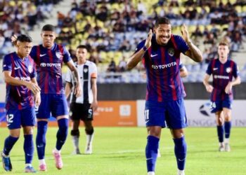 JAIRO Da Silva (dua dari kanan) meraikan jaringannya dalam  perlawanan Liga Super menentang Terengganu FC di Stadium Sultan Mizan Zainal Abidin, Gong Badak, Kuala Nerus, Terengganu. -UTUSAN/PUQTRA HAIRRY