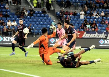 ROMEL Morales (kiri) menjaring gol hatrik pada aksi kedua Piala FA, JDT menentang UM Damansara United di Stadium Sultan Ibrahim, malam tadi.-UTUSAN/RAJA JAAFAR