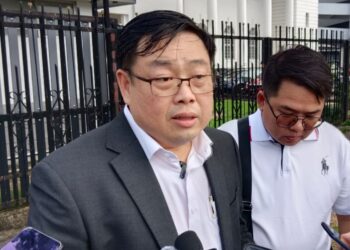 NG Kian Nam (kiri) dalam sidang akhbar di Johor Bahru, hari ini. - UTUSAN/BAAZLAN IBRAHIM