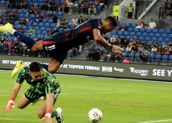 Penyerang Johor Darul Ta'zim (JDT), Jairo Da Silva mengelak daripada berlaga dengan penjaga gol Penang FC, Mohamad Ramdhan dalam aksi timbal balik suku akhir Piala FA di Stadium Sultan Ibrahim, Iskandar Puteri, kelmarin. - UTUSAN/RAJA JAAFAR ALI