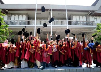 INFLASI gred berlaku apabila gred tinggi tidak mencerminkan kemampuan sebenar, lalu menjejaskan integriti akademik dan kualiti graduan. – GAMBAR HIASAN