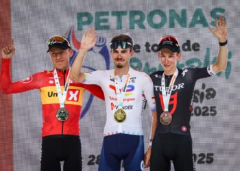 Joris Delbove (tengah) muncul pemenang dalam perlumbaan peringkat kelima LTdL 2025.-UTUSAN/ IQBAL ROSLI