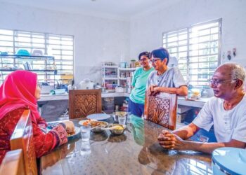 NUR Suhaili Mohd. Johari (kiri) mengunjung ke rumah rakannya, S. Sharmila (tiga dari kanan) bersempena sambutan Deepavali di kediamannya di Rasa, Kuala Kubu Bharu, Selangor, semalam. –UTUSAN/M. FIRDAUS M. JOHARI