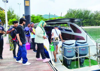 PELANCONG dan penduduk Pulau Tuba menggunakan bot tambang untuk berulang-alik ke Kuah di Jeti Pelancongan Pekan Rabu 
di Langkawi. – UTUSAN/NUR AMALINA AZMAN