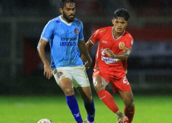 Aksi Kelantan The Real Warriors (Kelantan TRW) menentang Melaka FC di Stadium Sultan Muhammad IV, Kota Bharu, semalam. - IHSAN FB MFL