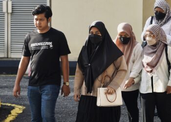 ZAIM Ikhwan Zahari dan Ismanira Abdul Manaf hadir ke Mahkamah Sesyen, Petaling Jaya, Selangor. - UTUSAN/ISKANDAR ISHAK