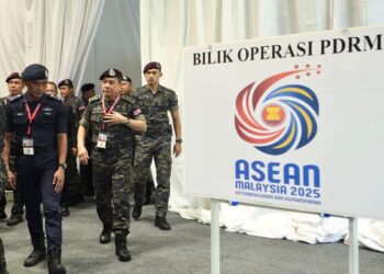 Mohd Khalid Ismail (dua dari kanan) meninjau bilik operasi PDRM pada Raptai Delegasi Sempena Sidang Kemuncak ASEAN Ke-47 di Pusat Konvensyen Kuala Lumpur (KLCC), semalam – Utusan/ISKANDAR ISHAK