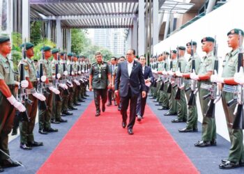 Mohamed Khaled Nordin memeriksa perbarisan pada raptai sempena Mesyuarat Menteri Pertahanan ASEAN (ADMM) Ke-19 di Pusat Konvensyen Kuala Lumpur, semalam. – UTUSAN/ SHIDDIEQIIN ZON