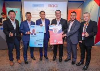CHAI Kee Kan (tiga dari kanan) bersama Pengarah Urusan Kumpulan dan Ketua Eksekutif Kumpulan RHB Banking Group, Datuk Mohd. Rashid Mohamad( tiga dari kiri) selepas menandatangani Perjanjian Pengurusan Kolaborasi Strategik bertujuan menawarkan promosi eksklusif kepada pelajar di bawah program Kad MySiswa dan Kad MyTVETKPM.