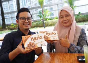 PENGASAS dan Pengurus KVG Juta, Suhaillah Mohamad bersama Mohamad Faris Shahin Mohd Fairus. – UTUSAN/FAUZI BAHARUDIN