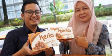 PENGASAS dan Pengurus KVG Juta, Suhaillah Mohamad bersama Mohamad Faris Shahin Mohd Fairus. – UTUSAN/FAUZI BAHARUDIN