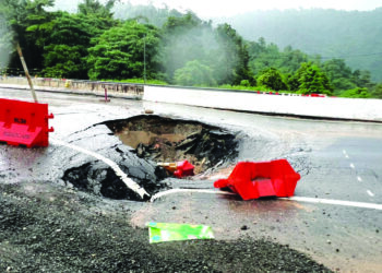 KEADAAN jalan raya di Kilometer 78 Jalan Gua Musang-Lojing, 
Gua Musang, Kelantan yang rosak akibat lubang benam.