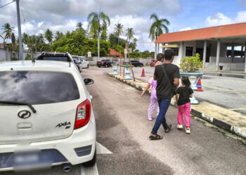 KENDERAAN beratur panjang menunggu giliran menaiki feri di Jeti ICQS Pengkalan Kubor, Tumpat, Kelantan untuk bercuti ke Thailand. 
– UTUSAN/ROHANA ISMAIL