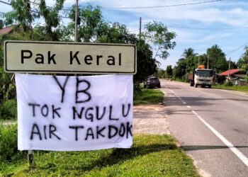ANTARA kain rentang yang digantung di Kampung Pak Keral, Tumpat, Kelantan sebelum diturunkan oleh pihak berkuasa. – UTUSAN/ROHANA ISMAIL