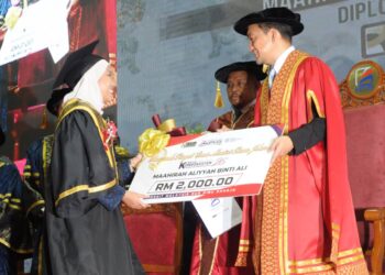 ONN Hafiz Ghazi menyampaikan hadiah kepada graduan terbaik Maahirah Aliyyah Ali sempena Majlis Konvensyen Kumpulan Pendidikan YPJ di Dewan Besar Kolej YPJ, Kota Tinggi. - UTUSAN/RAJA JAAFAR ALI