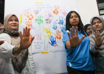 FADHLINA Sidek (kiri) pada Kempen Anti Buli 2025 anjuran Wanita Keadilan Pulau Pinang dan beberapa pertubuhan bukan kerajaan (NGO) di Yayasan Aman, Bukit Mertajam, Pulau Pinang.-UTUSAN/DANIAL SAAD