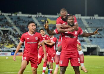 RONALD Ngah Wanja (kanan) meraikan jaringan bersama rakan pasukan ketika bertemu Terengganu FC (TFC) dalam perlawanan suku akhir pertama Piala FA di Stadium Sultan Mizan Zainal Abidin, Gong Badak, Kuala Nerus, Terengganu malam ini. -UTUSAN/PUQTRA HAIRRY