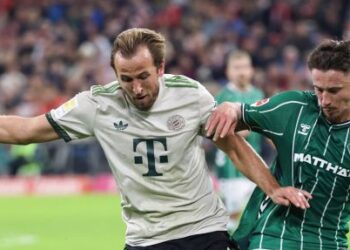 Harry Kane (kiri) tidak bercadang kembali ke kancah Liga Perdana Inggeris (EPL). - AFP
