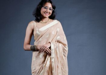 Komani Ganesan tampil manis dengan sari rona lembut semasa sesi penggambaran baru-baru ini.-UTUSAN/SHIIDDIEQIN ZON