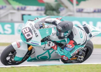 AKSI Pelumba PETRONAS MIE Racing RW, Azroy Hakeem Anuar pada sesi latihan bebas pertama Moto2 ketika Kejuaraan Motosikal Dunia (MotoGP) Malaysia 2025 di Petronas Litar Antarabangsa Sepang, semalam. GAMBAR: FARIZ RUSADIO