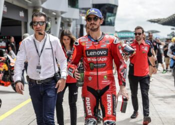 ER 2025 - Pelumba Ducati Lenovo Team, Francesco Bagnaia (tengah) berjalan masuk ke pit selepas meraih petak pertama pada sesi kelayakan Kejuaraan Motosikal Dunia (MotoGP) Malaysia 2025 di Petronas Litar Antarabangsa Sepang di sini hari ini. GAMBAR: FARIZ RUSADIO