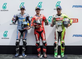PELUMBA Ducati Lenovo Team, Francesco Bagnaia (tengah) meraih petak pertama manakala petak kedua Pelumba BK8 Gresini Racing MotoGP, Alex Marquez (kiri) dan ketiga Pelumba Pertamina Enduro VR46 Racing Team, Franco Morbidelli pada sesi kelayakan Kejuaraan Motosikal Dunia (MotoGP) Malaysia 2025 di Petronas Litar Antarabangsa Sepang di sini hari ini. GAMBAR: FARIZ RUSADIO
