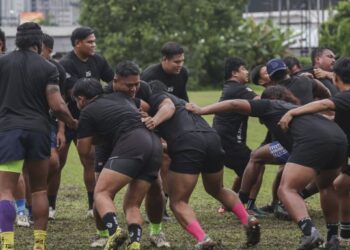SKUAD PDRM berlatih di padang Pulapol, Kuala Lumpur semalam sebagai persiapan menentang Johor dalam final Kejohanan Ragbi Piala Agong 2025 pada Ahad  ini. - UTUSAN/FARIZ RUSADIO