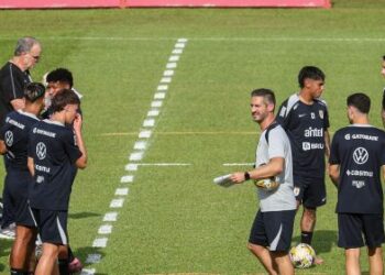SKUAD kebangsaan Uruguay menjalani latihan di padang SUK Selangor, semalam menjelang pertemuan menentang  Republik Dominica di Stadium Nasional Bukit Jalil, malam ini. - UTUSAN/ISKANDAR ISHAK