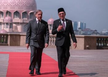 ANWAR Ibrahim mengiringi Muhammad Shehbaz Sharif sempena lawatan rasmi Republik Islam Pakistan ke Malaysia selama tiga hari di Bangunan Perdana Putra, Putrajaya, semalam. - UTUSAN/FAIZ ALIF ZUBIR