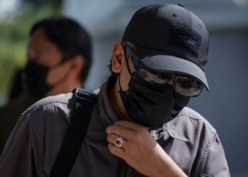 PEGAWAI Angkatan Tentera Malaysia (ATM) dituduh atas pertuduhan menerima suapan bernilai RM34,500 sebagai balasan tidak 
melaporkan aktiviti penyeludupan di Mahakamah Sesyen Kuala Lumpur, semalam. – UTUSAN/MUHAMAD IQBAL ROSLI