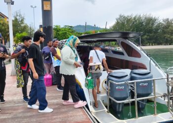 PELANCONG dan penduduk Pulau Tuba menggunakan bot tambang untuk berulang-alik ke Kuah setiap hari di Pulau Langkawi. 
– UTUSAN/ NUR AMALINA AZMAN