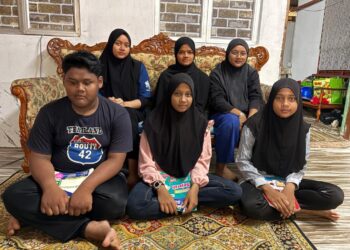 NUR  Zuriati Kamaruddin (belakang, kanan) bersama lima daripada enam adiknya di rumah sewa mereka di Kampung Padang Bongor, Kota Bharu, Kelantan. – UTUSAN/ ROSLIZA MOHAMED