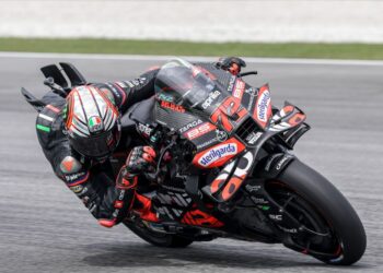 AKSI Pelumba Aprilia Racing, Marco Bezzecchi pada sesi latihan bebas pertama Kejuaraan Motosikal Dunia (MotoGP) Malaysia 2025 di Petronas Litar Antarabangsa Sepang di sini, semalam. GAMBAR: FARIZ RUSADIO