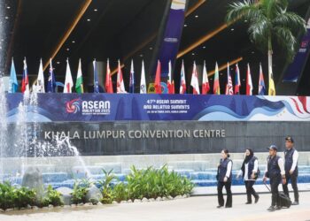 SUASANA pintu masuk utama Pusat Konvensyen Kuala Lumpur (KLCC) dihiasi dengan papan tanda sempena Sidang Kemuncak ASEAN ke-47 yang bakal berlangsung dari 26 hingga 28 Oktober. – UTUSAN/ISKANDAR ISHAK