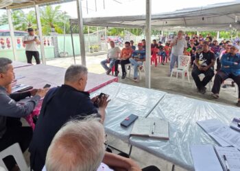 SESI dialog antara penduduk dan syarikat serta jabatan kerajaan berhubung bantahan pembinaan ladang ternakan ayam di Kampung Tanjung Sari di Pasir Salak, Perak semalam. – UTUSAN/AIN SAFRE BIDIN