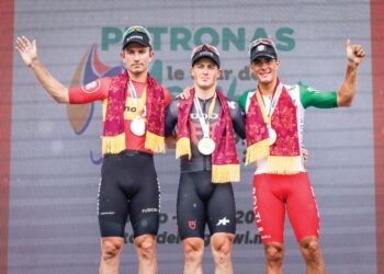 ARVID De Kleijn (tengah) menjuarai peringkat keenam LTdL 2025 diikuti tempat kedua, Erlend Blikra (kiri) dan ketiga, Manuel Penalve Aniorte.