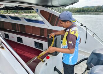 PEKERJA bot tambang kendalian Koptubas mengisi petrol RON95 yang dibeli pada harga RM2.60 seliter berikutan belum menikmati subsidi untuk menyediakan perkhidmatan itu ke Pulau Tuba di Langkawi.