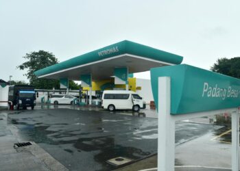 KEADAAN di sebuah stesen minyak di Padang Besar, Perlis selepas pelaksanaan inisiatif Budi Madani RON95 (BUDI95). – UTUSAN/IZLIZAN OTHMAN