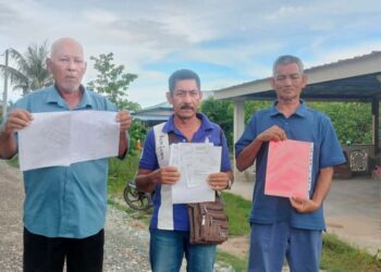 AJAMER Muhammad Abdul Jalil (kiri), Shaari (tengah) dan Zalkefile (tengah) menunjukkan surat notis dan plot geran TOL ketika ditemui di Parit 30 Jalan Pantai Kuala Kurau, Perak. – Utusan/Wat Kamal Abas