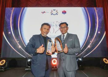 RAJA Jaafar Ali (kiri) dan Mohd. Sharkawi Londing bersama trofi kemenangan masing-masing kategori Jurufoto Sukan Terbaik dan hadiah utama kategori Wartawan Media Cetak Terbaik Bahasa Malaysia sempena Anugerah Media Johor 2025 di Pusat Konvensyen Antarabangsa Persada, Johor Bahru, kelmarin.