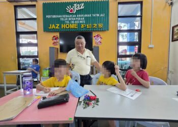 TIGA beradik yang kini ditempatkan di sebuah rumah kebajikan di Teluk Intan, Perak baru-baru ini.