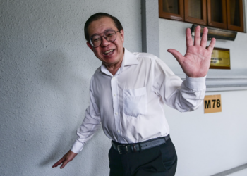 LIM Guan Eng ketika hadir perbicaraan kes rasuah membabitkan dirinya di Mahkamah Sesyen Kuala Lumpur baru-baru ini.