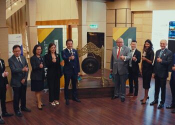 LIM Tzer Haur (lima dari kiri) ketika penyenaraian Verdant Solar Holdings Berhad di Pasaran Ace Bursa Malaysia Securities Berhad, di sini, semalam.